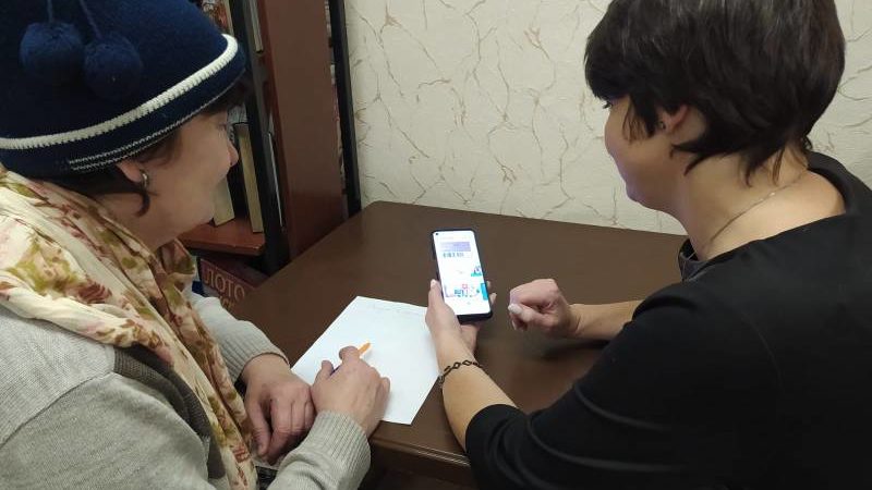 В Покровской библиотеке каждому пенсионеру помогут освоить гаджет