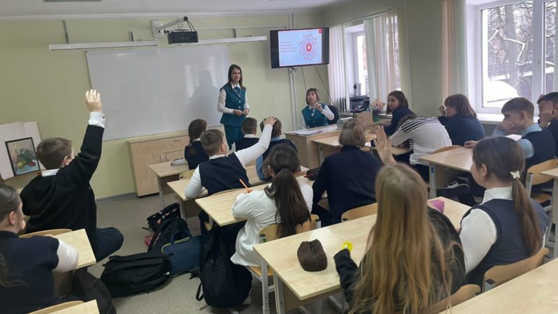 Сотрудники налоговой службы рассказали школьникам о налоговой грамотности