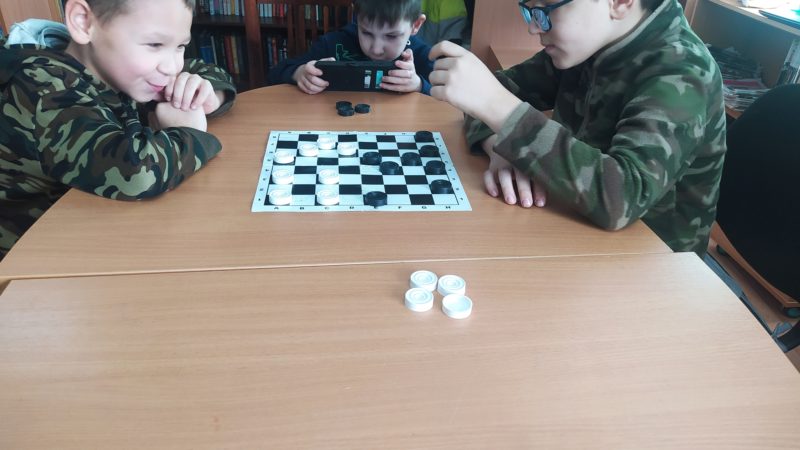 В Тучковской библиотеке играли в шашки