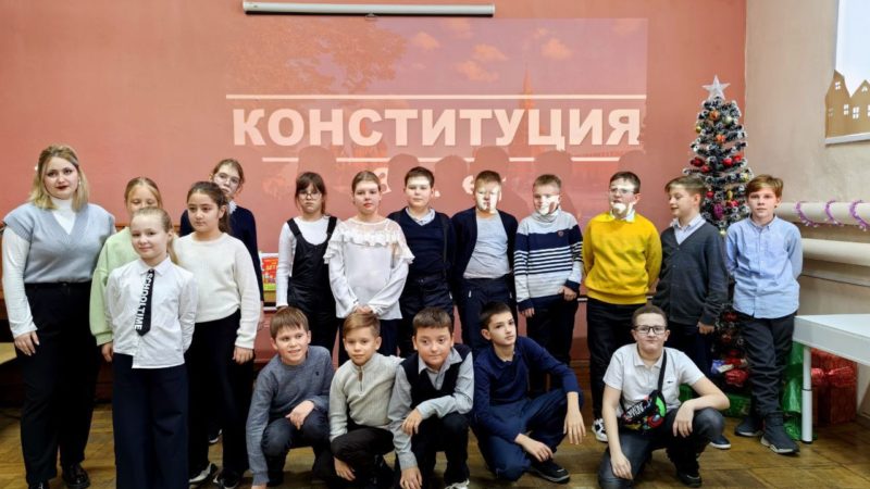 Юные ружане ознакомились с Конституцией РФ, а еще рисовали зиму