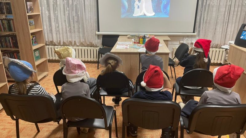 Никольским ребятам показали старинный новогодний мультфильм