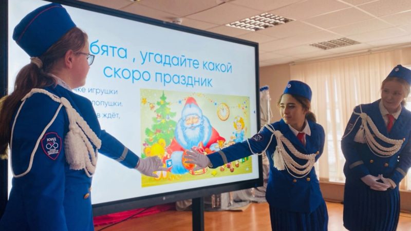 Лицеисты мастерили необычную елочку