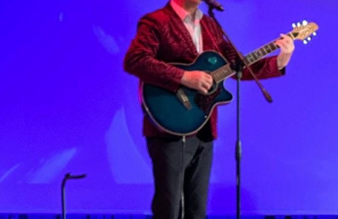 Тучковцы пели и танцевали вместе с артистами