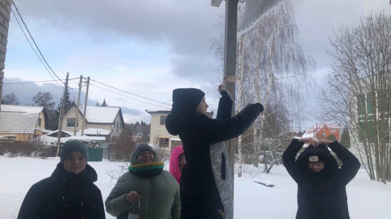 Сытьковчане  повесили кормушку для птиц возле библиотеки