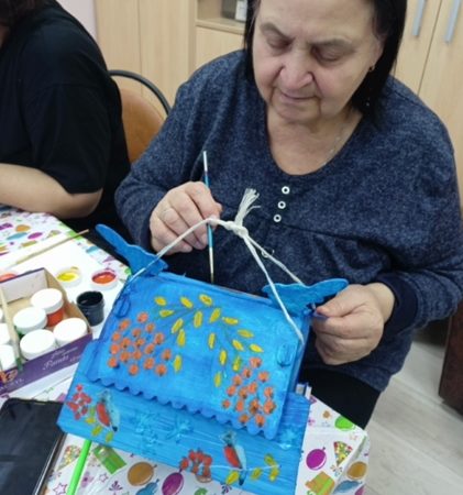 Рузские пенсионеры мастерили и декорировали кормушки