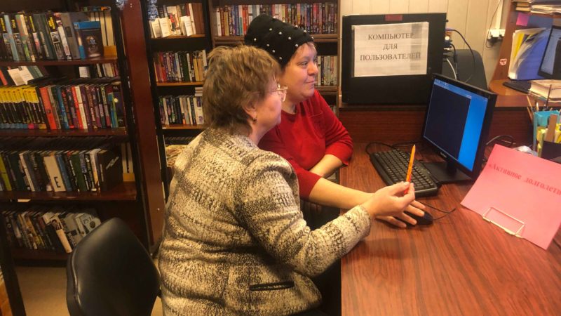 В Сытьковской библиотеке – компьютерный урок для старшего поколения