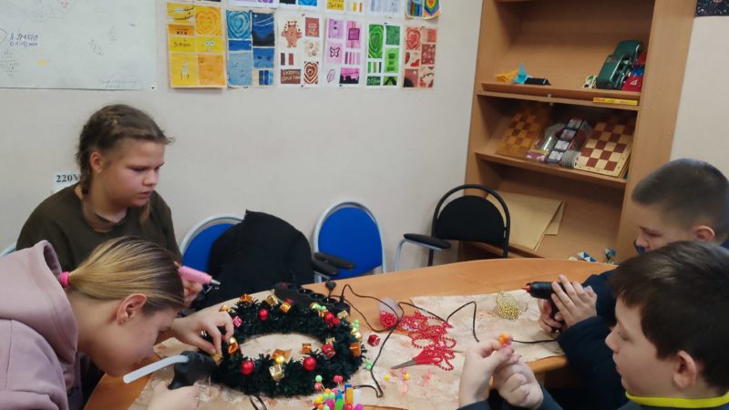 Юные орешковцы сделали новогодние венки