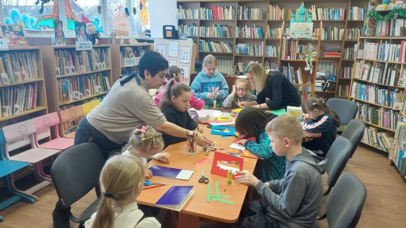 Юные дороховчане мастерили новогодние открытки