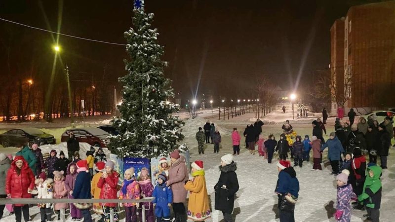 В Космодемьянском зажгли праздничную иллюминацию на елке