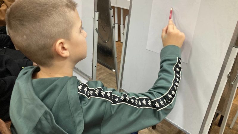 В Рузской библиотеке юные художники учились пользоваться тоном