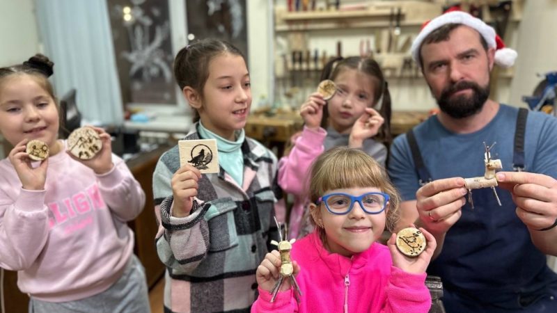 Юные тучковцы создавали деревянные новогодние игрушки