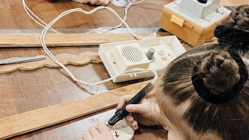 Юные тучковцы выжигали новогодние сюжеты на спиле дерева