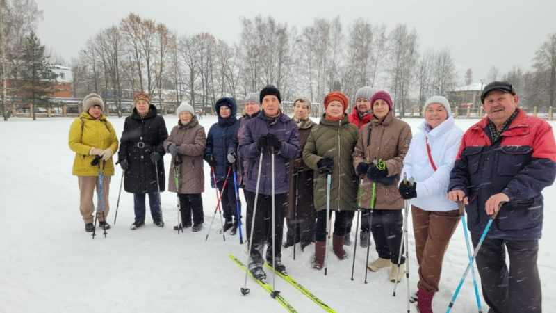 Пенсионеры Рузского округа с удовольствием занимаются скандинавской ходьбой
