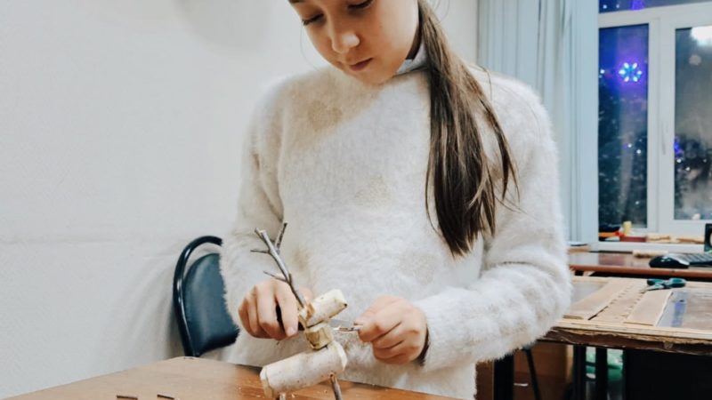 Юные тучковцы делали игрушку на елку