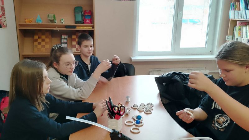 Орешковцы мастерили новогодний декор