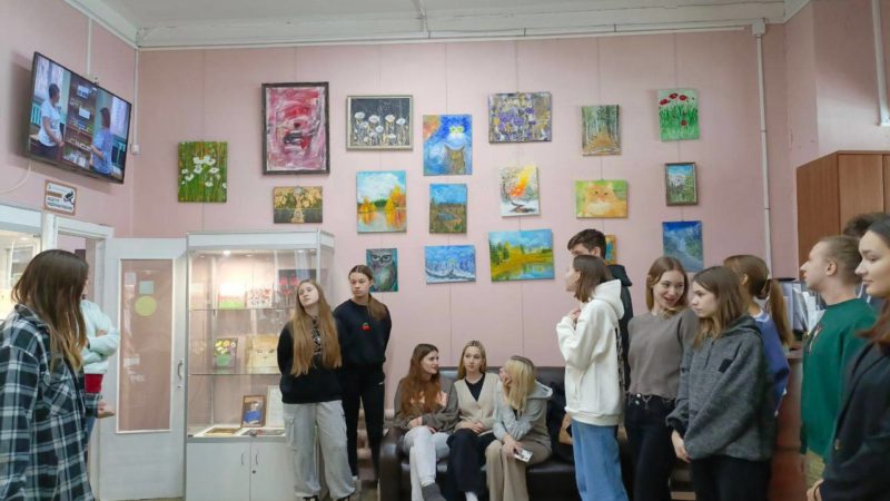 Юные ружане посетили выставки в библиотеке