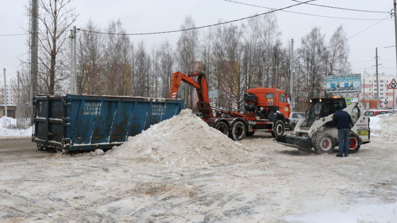 В Рузском округе убирают навалы снега