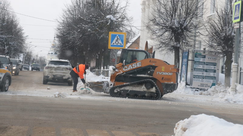 В Рузском округе продолжают убирать снег на улицах
