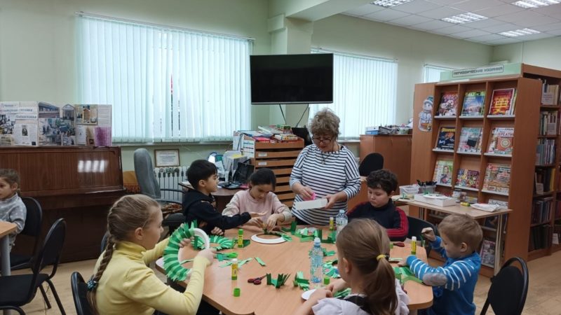 Юные тучковцы делали новогодние венки