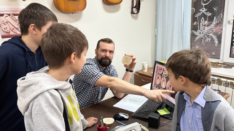 Юные тучковцы мастерили новогоднюю игрушку