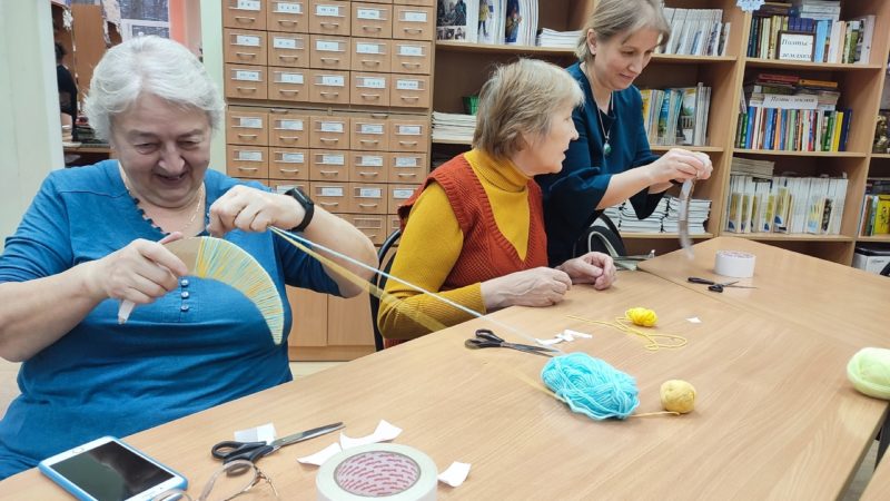 В Тучковской библиотеке делали подвески-месяцы