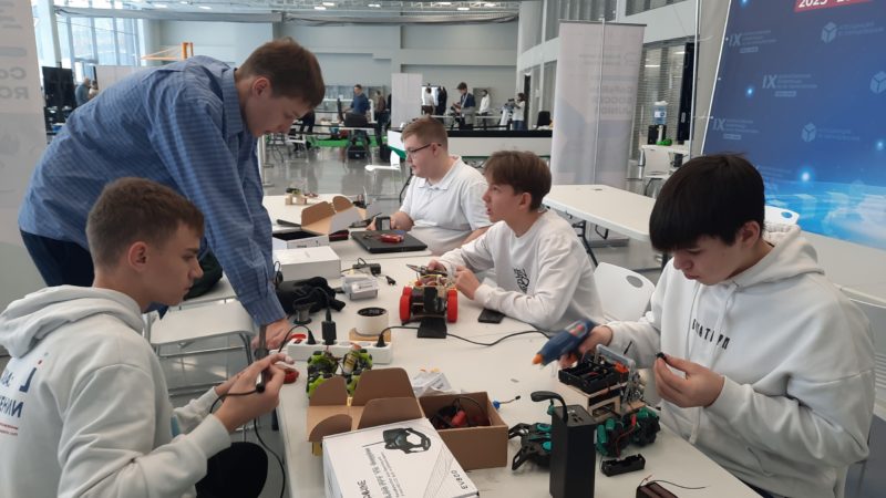 Воспитанники студии Молодежного центра — призеры чемпионата по робофутболу