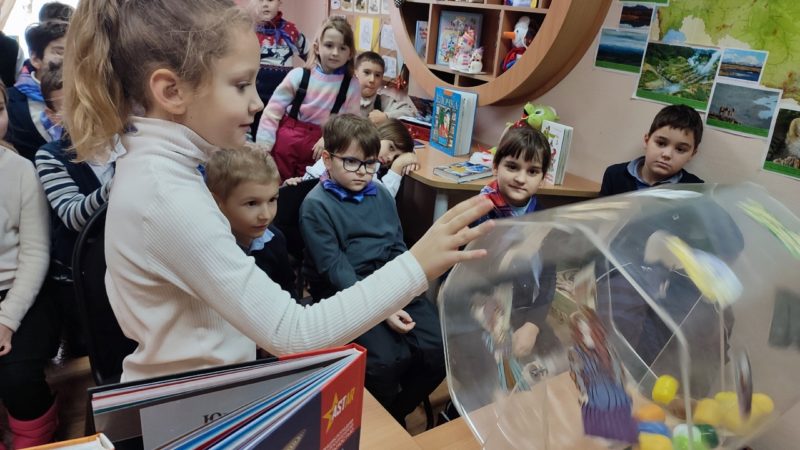 Юные тучковцы играли и читали в библиотеке