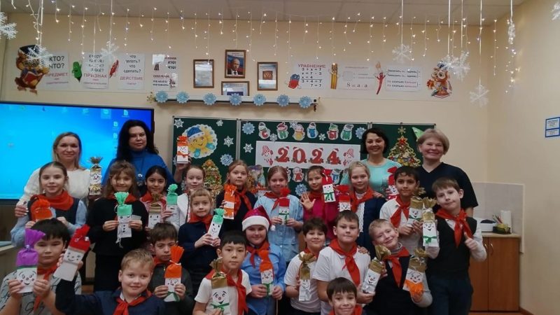 Дороховские школьники готовили подарки для участников СВО