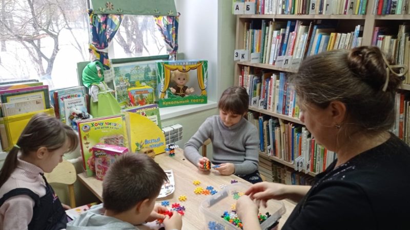 Юные тучковцы рисовали, играли и общались в библиотеке