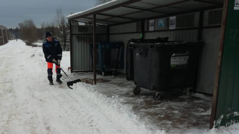 В Рузском округе убирают снег на контейнерных площадках