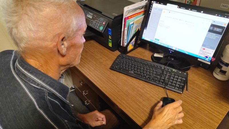 В Краснооктябрьской библиотеке пенсионеры работали с электронной почтой