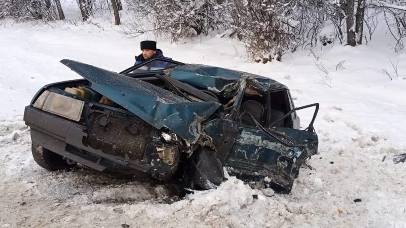 Спасатели вызволили из машины, попавшей в ДТП, водителя и пассажира