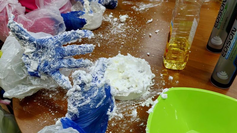 Юные ружане делали «умный пластилин» в библиотеке