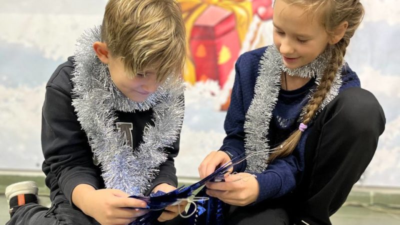 Молодежный центр украсили к Новому году