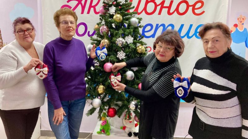 Тучковские пенсионеры делают новогодние игрушки