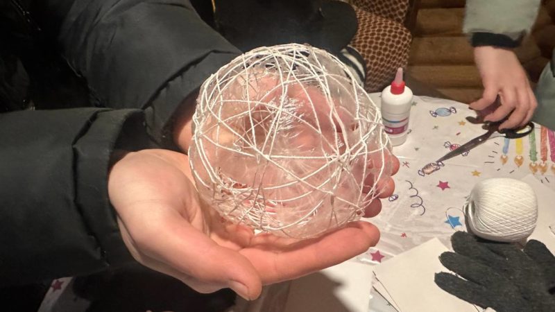 На Городке делали елочные украшения