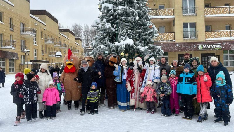 В поселках и деревнях Рузского округа наряжают елки