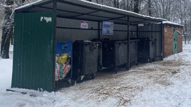 В Рузском округе убирают снег на контейнерных площадках