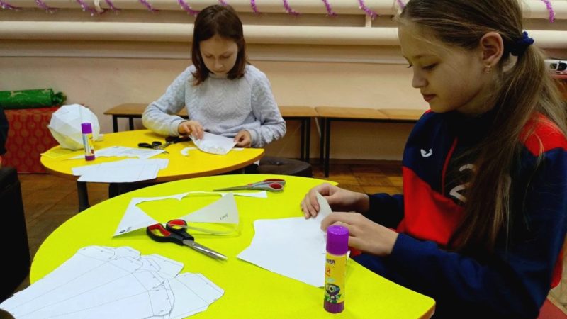 В Рузской библиотеке делали ёлки из объёмных фигур