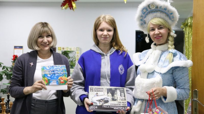 Волонтеры поздравили с наступающим Новым годом детей, ветеранов и сотрудников администрации  муниципалитета