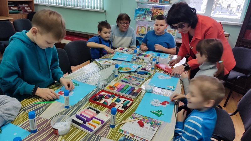 Юные тучковцы сделали символ наступающего года из пластилина