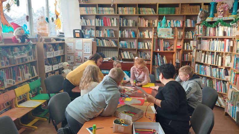 Юные дороховчане занимались аппликацией в библиотеке