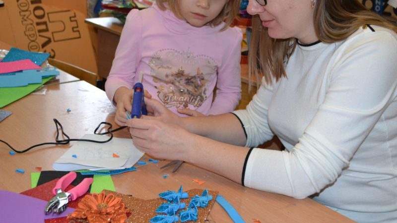 Дороховчане мастерили новогодний декор из фоамирана