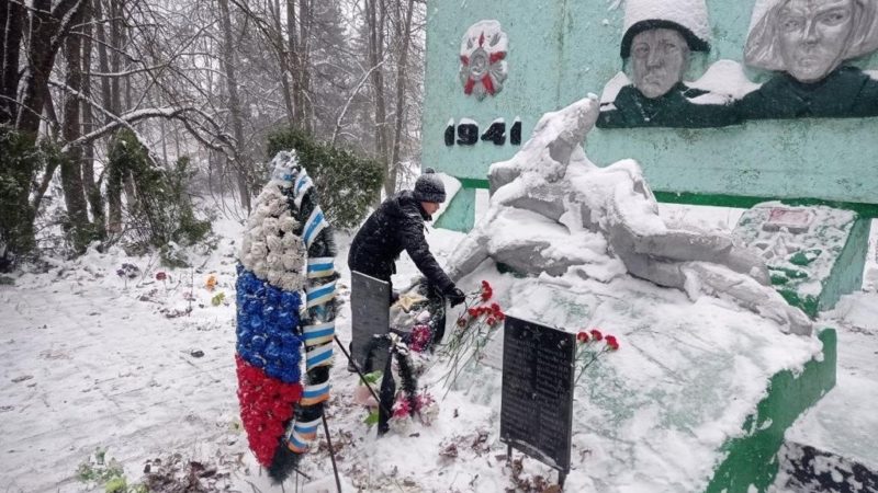Лицеисты привели в порядок территорию памятника