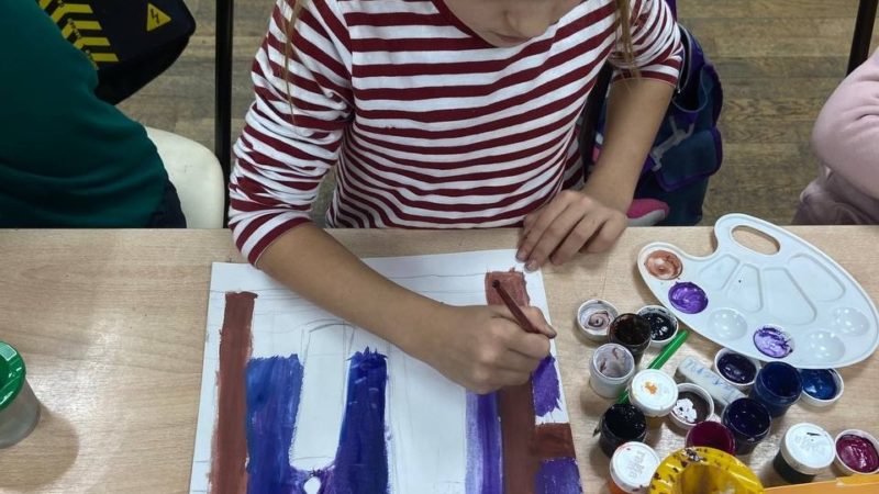 Юные художники готовятся к Новому году