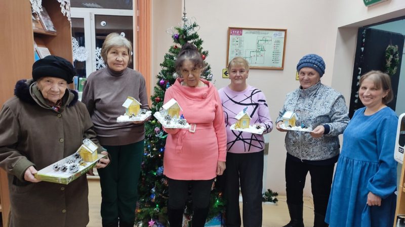 Тучковцы мастерили заснеженный домик