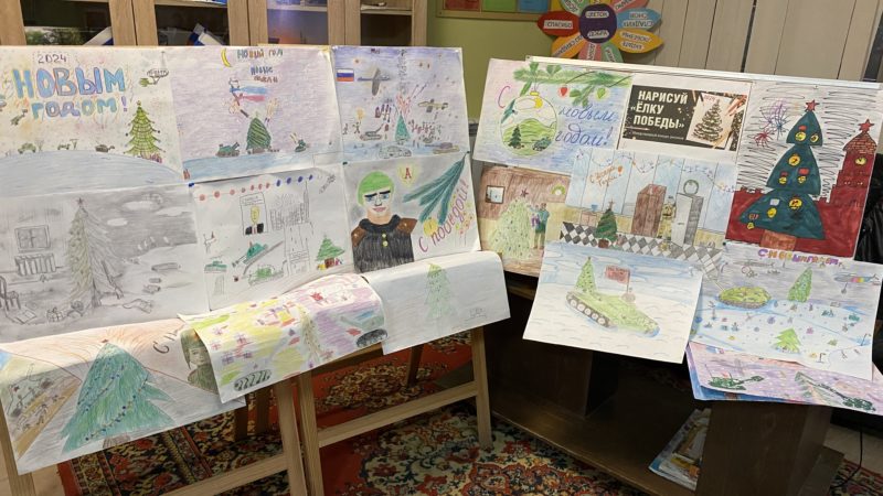 В Брикетской библиотеке — выставка рисунков