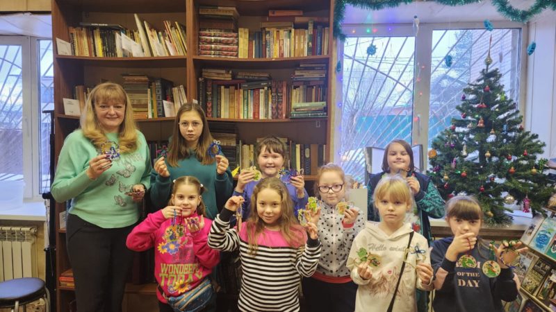 Дороховские ребята делали дракончиков для домашних ёлок