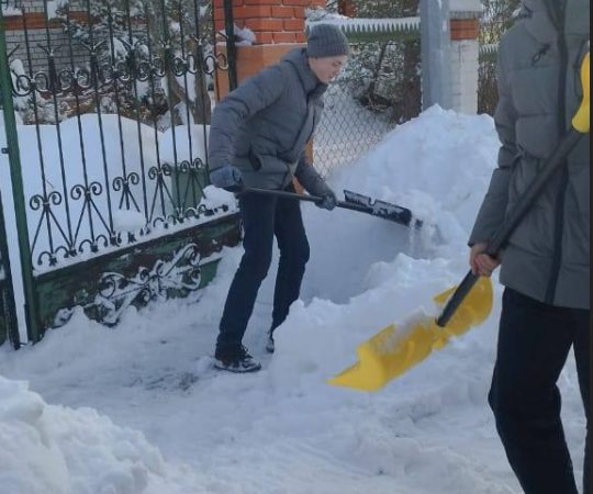 Волонтеры расчистили от снега придомовую территорию Почетного гражданина РГО