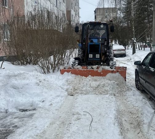 В Рузском округе убирают снег во дворах